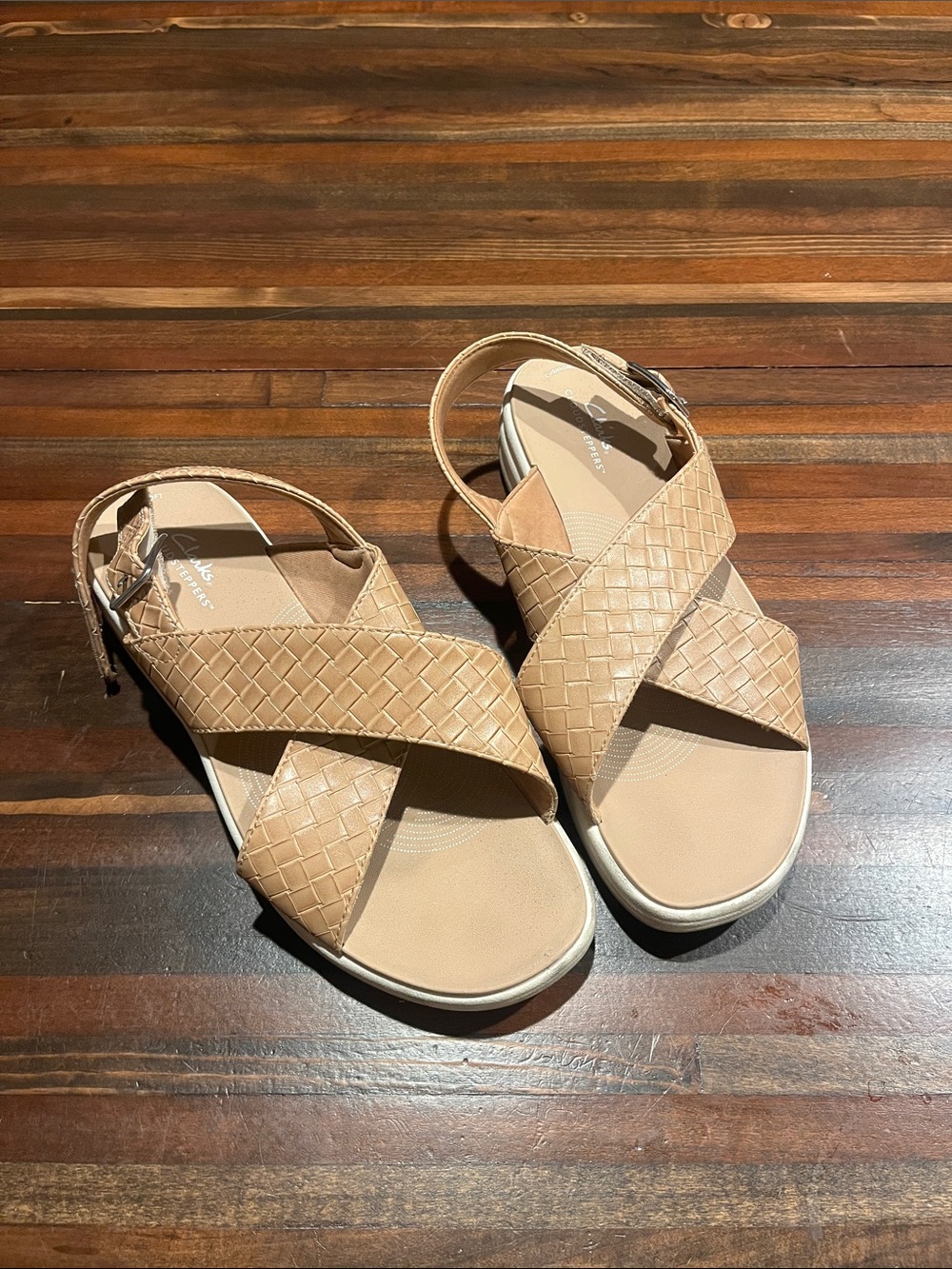 Clarks Women’s Beige Woven Crisscross Sandals with Ankle Strap size 10